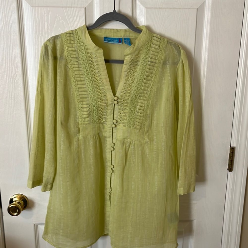 Island Winds  a Caribbean Joe Company. Long sleeve top.